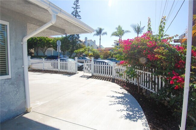 Building Photo - 166 Avenida Miramar