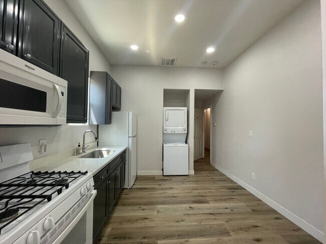 Building Photo - 656 S 7th St
