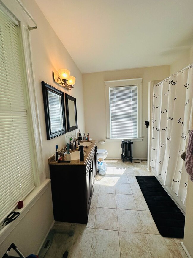 Building Photo - Beautifully Renovated 3bdrm/2.5bth Home Located in Richmond's North-side w/Balcony!