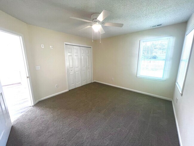 Building Photo - 105 White Ash Ln