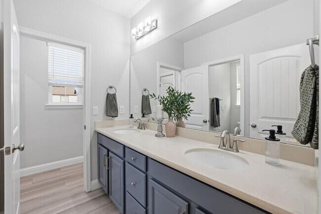 Building Photo - 3017 Village Park Dr