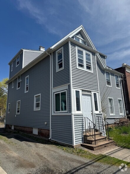 Building Photo - 43 Putnam Ave