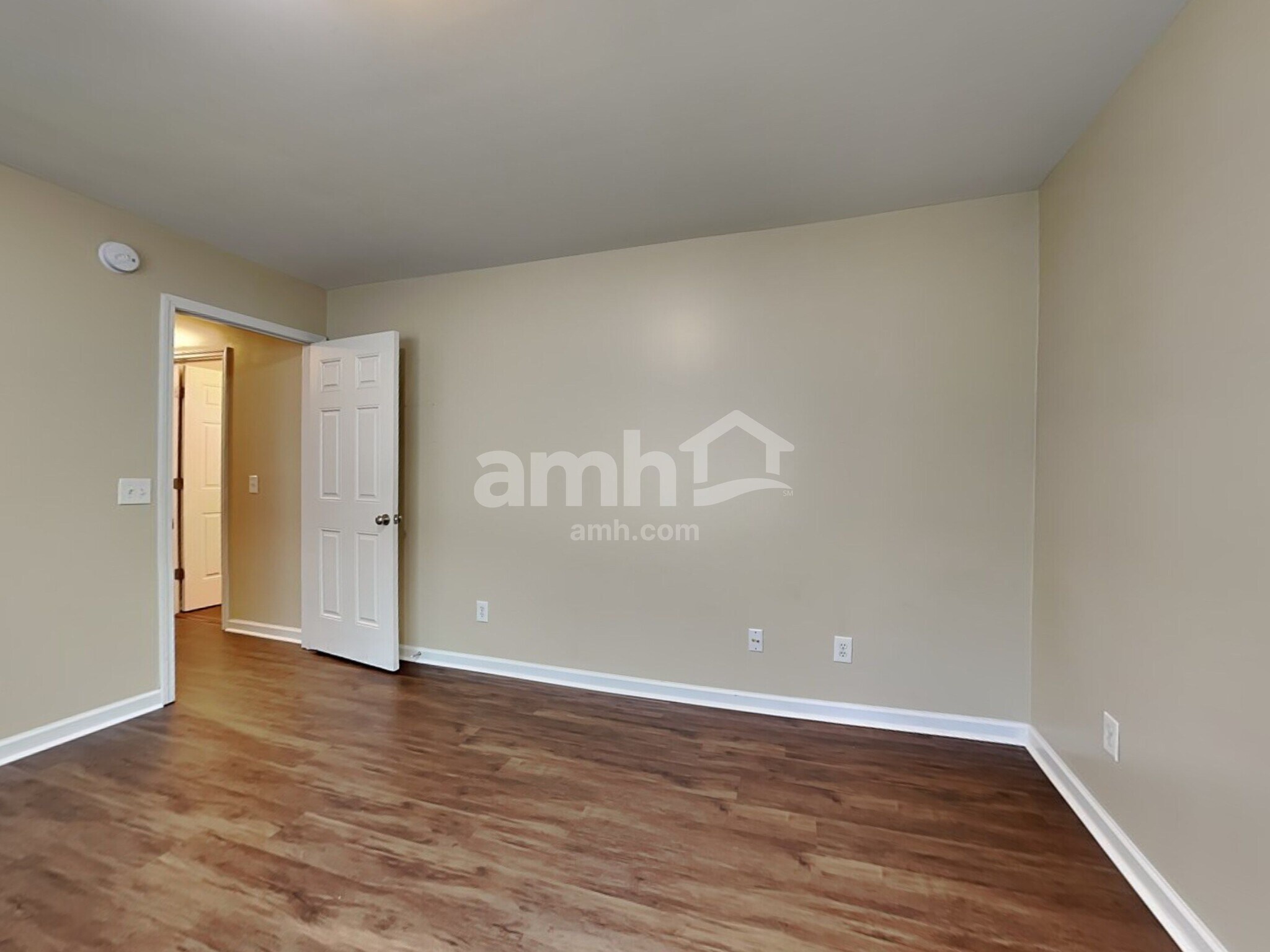 Building Photo - 137 Lake House Rd