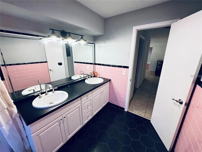 Building Photo - 2022 Edgewood Rd