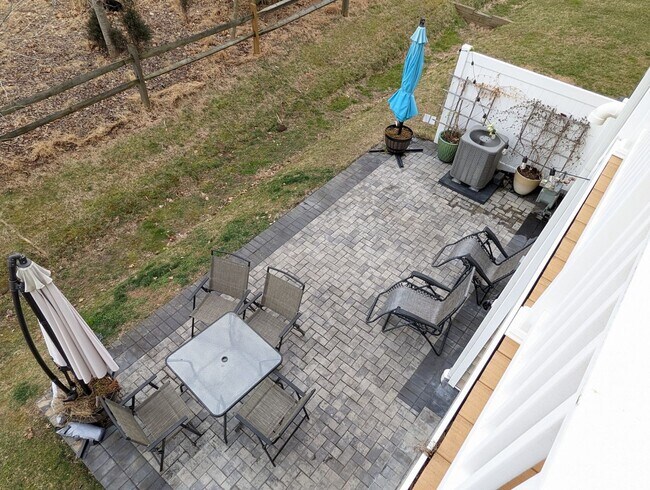 Building Photo - Gorgeous 3 level townhouse in North Potoma...