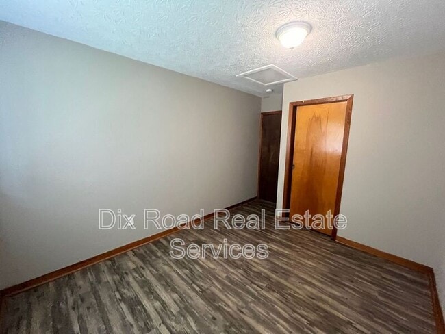 Building Photo - 440 W Wenger Rd