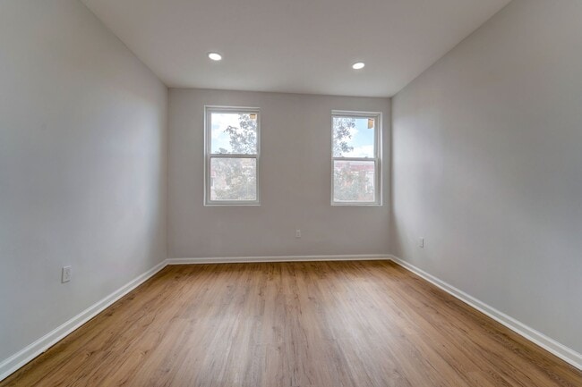 Building Photo - Beautifully Updated Townhome in Prime Location – Move-In Ready!