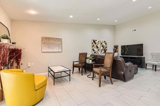 Building Photo - 10815 Lambert Cir