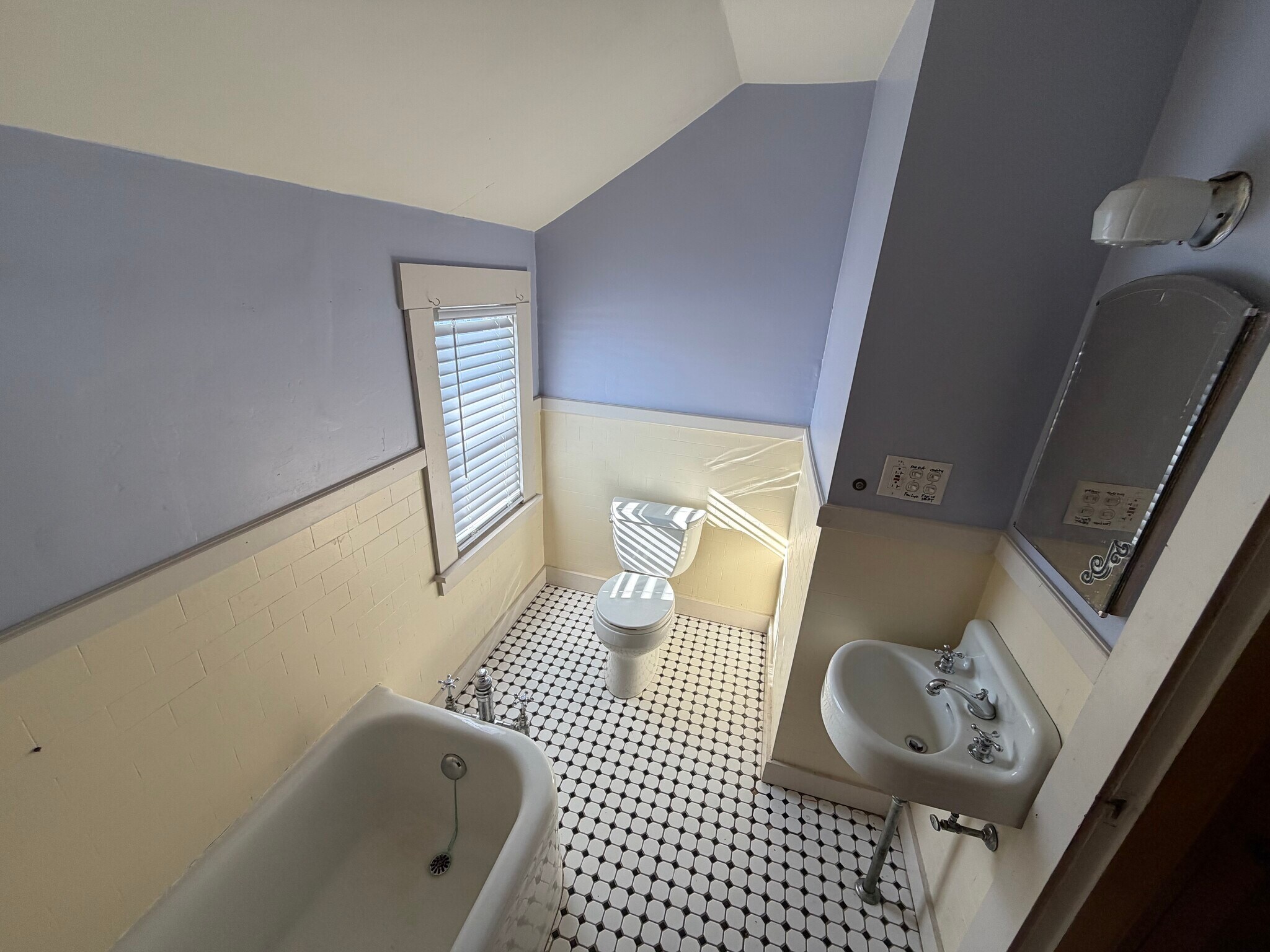 Building Photo - 127 Church Ave