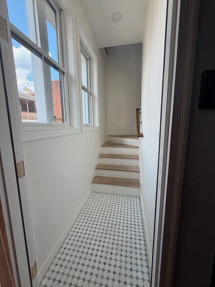 Carriage House Vestibule - 1127 G St NE