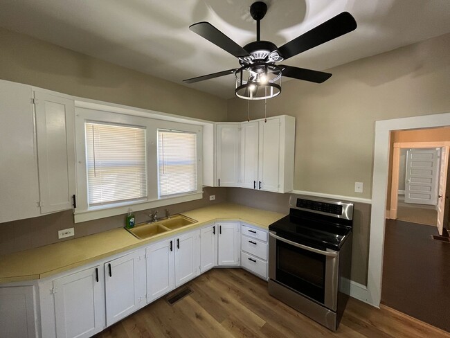 Building Photo - Newly Renovated 2 Bedroom Bungalow!!!