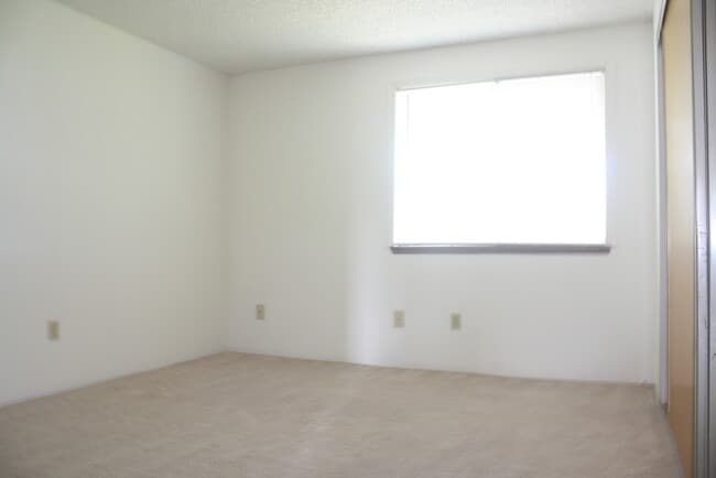 Building Photo - Top floor, 2drm, 2 full bath, open floor plan, pool, water, sewer, garbage included in rent