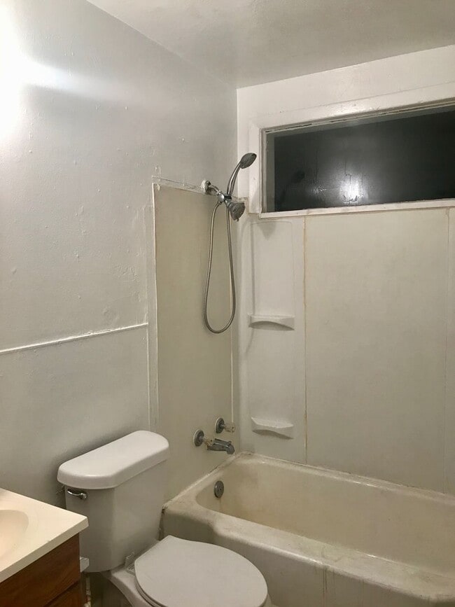 Building Photo - 2 Bedroom, 1 Bathroom Home in North Amarillo!