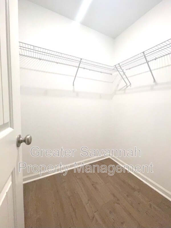 Building Photo - 402 E 3rd St