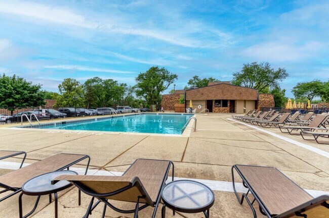 Building Photo - 2220 Country Club Dr