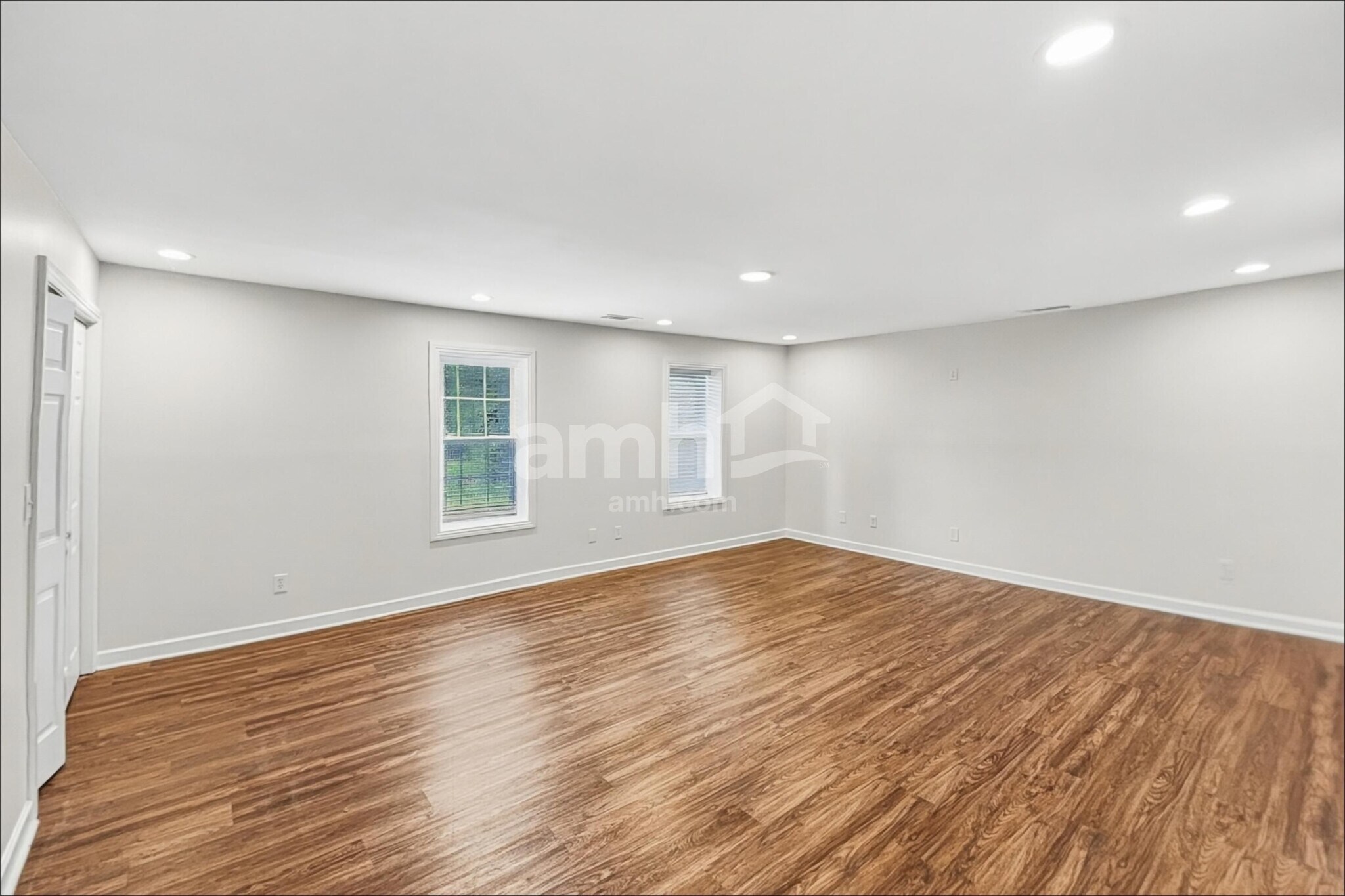 Building Photo - 1772 N Oak Dr