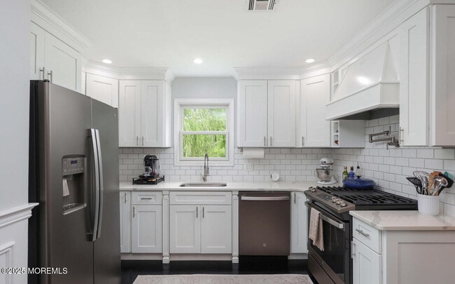Building Photo - 8 Clement Ln