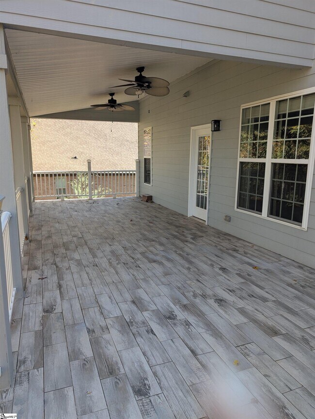 Building Photo - 154 S Lake Emory Dr