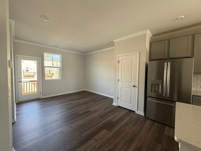 Building Photo - 304