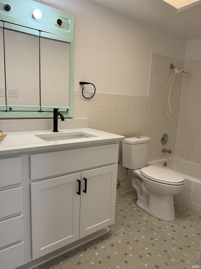 Building Photo - 404 S Hickory Dr