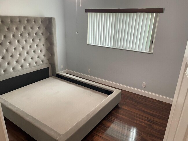 Building Photo - 191 NE 6th Ct