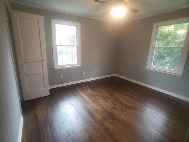 Building Photo - 810 E Vine St