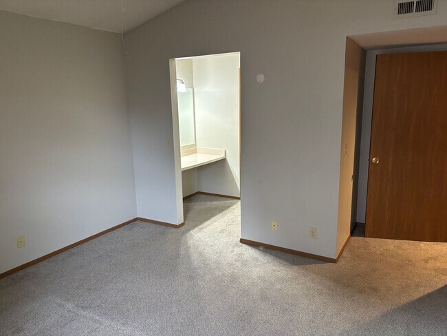 Building Photo - 3 Bedroom/2 Bathroom Apartment!