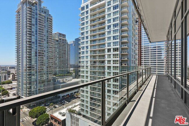 Building Photo - 1100 S Hope St