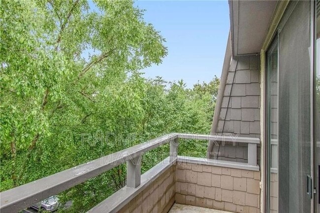 Building Photo - 1418 Highland Bluff Dr S E