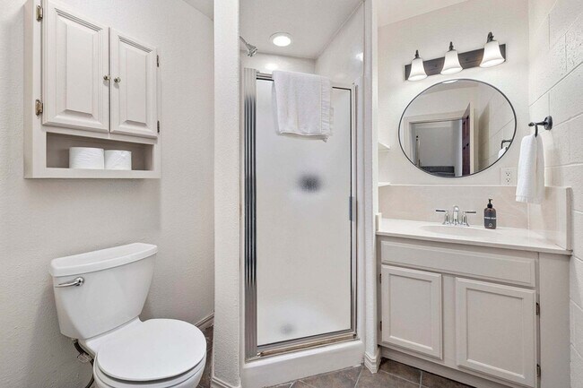 Building Photo - 515 NW D St