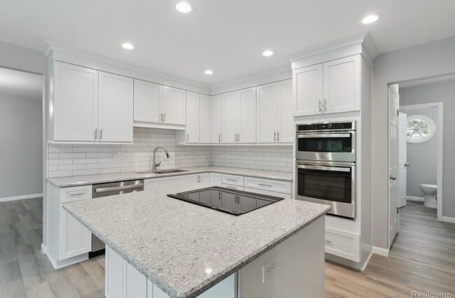 Building Photo - 6879 Brookshire Dr