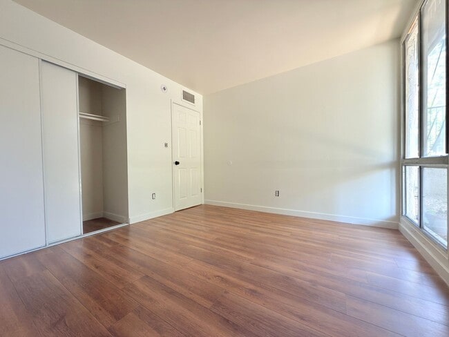 Building Photo - Spacious 3Bd/ 2Br in Canoga Park!