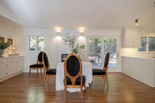 Building Photo - 922 Barton Woods Rd NE