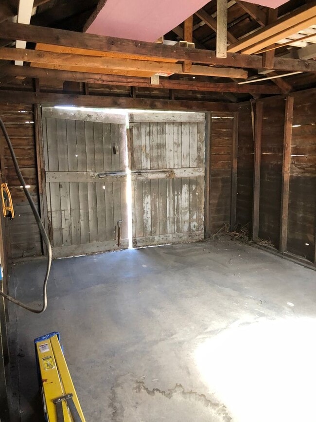 Building Photo - Clean & cozy 2 bedroom 1 bath Rancher comi...