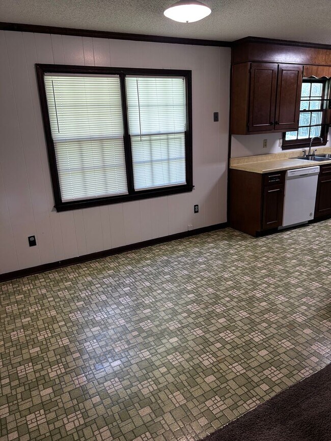 Building Photo - 1601 Cedarbrook Dr