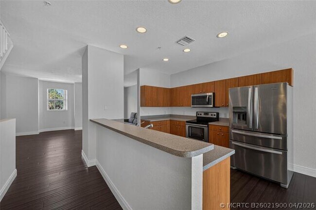 Building Photo - 2725 NE 8th Ave