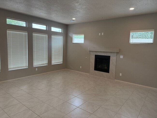 Building Photo - AMAZING CUSTOM HOME IN MARIPOSA