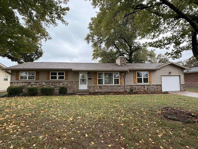 Primary Photo - BEAUTIFUL 3 BEDROOM / 2 BATHROOM HOME IN JOPLIN MO- CLOSE TO HOSPITALS!