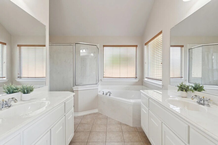Master Bath - 5900 Parkplace Dr