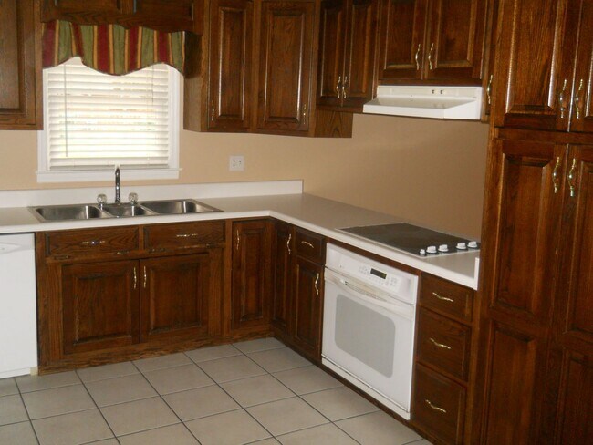 Building Photo - Cute home off Jerry Jones