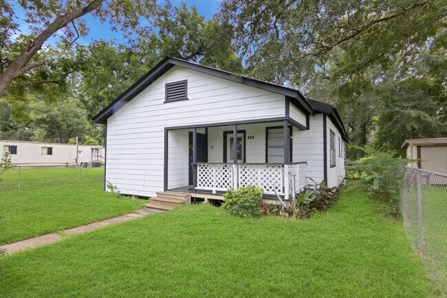 Building Photo - 3 bedroom - 2 bath. New paint, new plumbing and lighting fixtures, new bath vanities, new floorin...