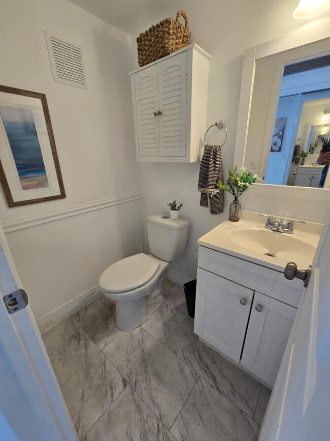 Building Photo - 477 Tilford V