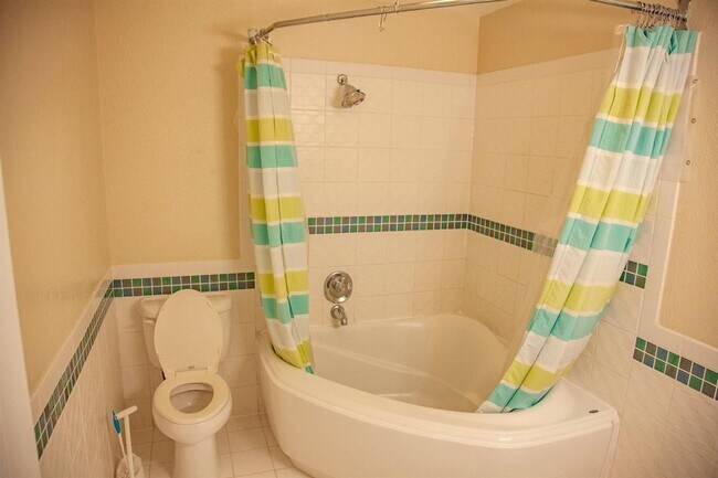 Building Photo - ? Greenbelt Access | Sauna | Updated Interior ?