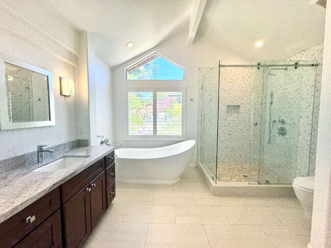 Building Photo - Bright 4 Bedroom San Jose Home With Tall Ceilings