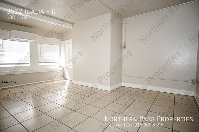 Building Photo - 1 BDR Duplex with Private Entrance!