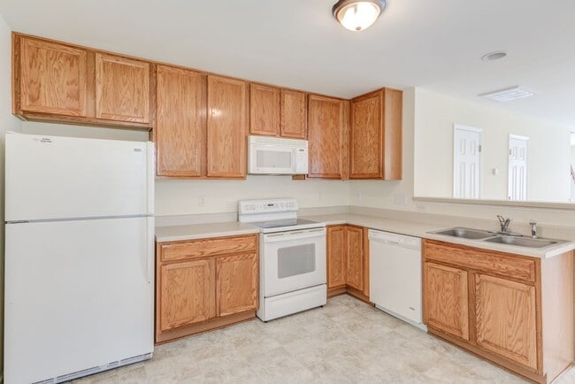 Building Photo - 3 Bedroom Townhouse in Wakefield with 1 Ca...