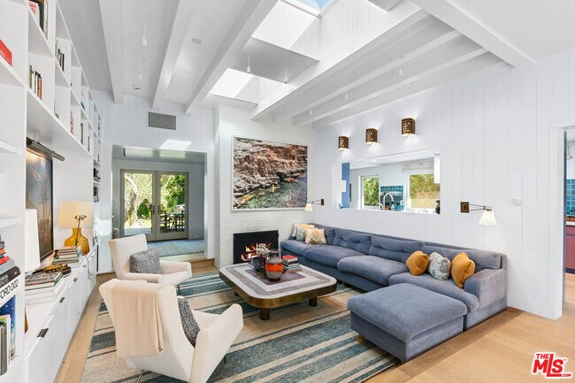 Building Photo - 7038 Dume Dr