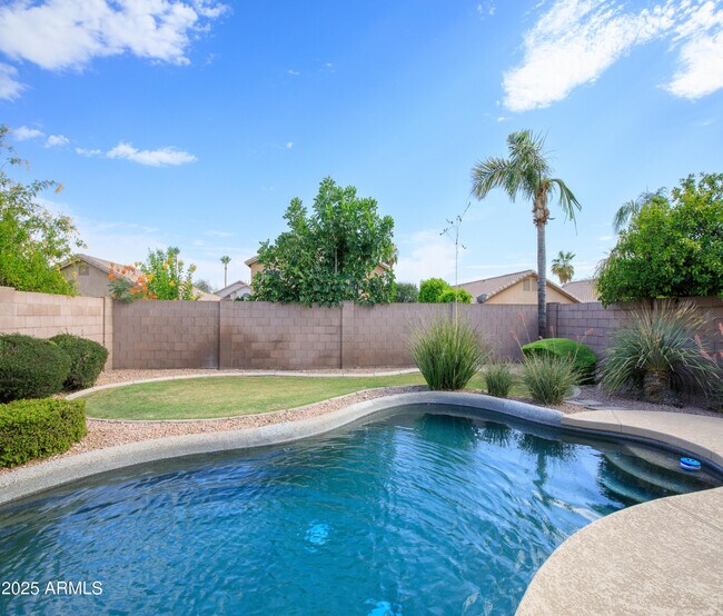 Building Photo - 9643 E Sheena Dr