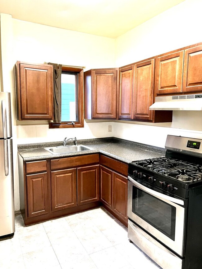 Building Photo - 145 Parkside Ave