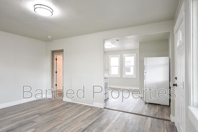 Building Photo - 263 Maple St